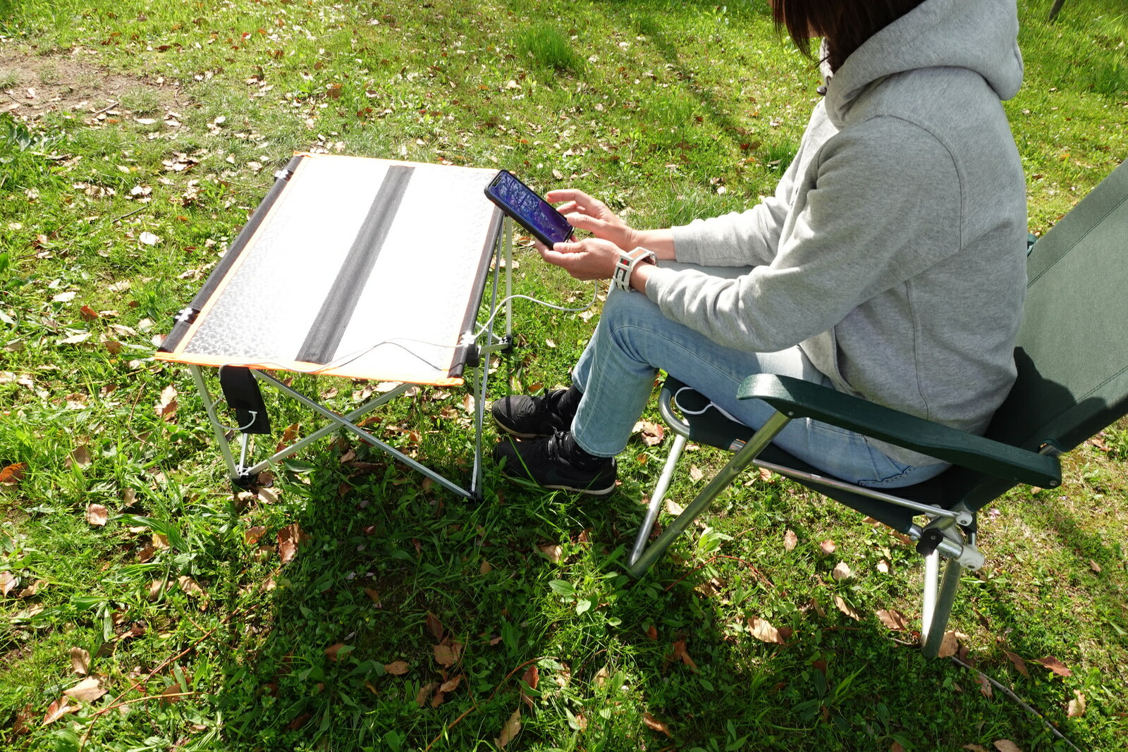 多機能 ソーラーテーブル ⇒ キャンプ・災害 時に大活躍！アウトドア でも急速充電！10秒で組立て 30W 発電 給電する 軽量 防水 ソーラーパネル クリーンエネルギー 停電 バッテリー ソーラー発電 スマホ タブレット ドローン ワイヤレススピーカー 防災 3