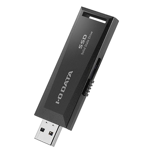 1TB-/1TB/SSPM-US1K/E・Size:1TB・パッケージ個数:1・スティック型で、テレビやPCにスッキリ設置壁掛け/壁寄せテレビをご利用の方におすすめ電源は不要、テレビに直接挿すだけで使用できるので、かんたんに設置できます。サイズもコンパクトで、すっきり収納。表からみてもスマートに「録画はしたいけど、ケーブルが増えるのはイヤだな」というときにもおすすめです。・HDDより約8倍速い高速データ転送 Read 1000MB/s、Write 800MB/s(2TBのみ)読み込み速度は約1000MB/sと、アイ・オー製HDDの約8倍高速()高画質の画像や動画データなど、大容量のデータもスムーズに読み込むことができます。2TBのみ。1TBは、Read 600MB/s、Write 500MB/s です。・寝室のTVにもオススメ使用する場所を選ばない静音SSDSSDは、ハードディスクと異なりディスクの回転がありません。そのため録画中も無音で、ハードディスクでの録画でありがちなカリカリ音が気になることもありません。アイ・オー独自の静音ランク特長:USB 3.2 Gen 2対応 パソコン/テレビ録画対応 スティックSSD 対応OS:Windows 11、Windows 10、macOS 11-13、Chrome OS常に最新版をご利用ください。 サイズ/重量:約23(W)×68(D)×9(H)mm（コネクタ収納時、突起物含まず）/約14g