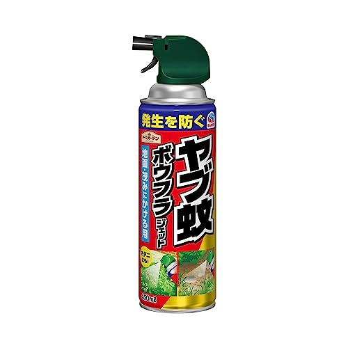 透明/450ml/4901080064011・パッケージ個数:1・地面や茂みにまいておくだけで、蚊とマダニの発生を防ぐ。・約2週間発生予防（蚊成虫・マダニに対する効果。使用環境により異なります。）・マダニにも効く。・主な使用場所地面・茂み、ベランダの排水口、雨水ます、鉢受け皿・効能・効果蚊成虫、蚊幼虫（ボウフラ）、マダニの駆除防除用医薬部外品商品紹介 アースガーデン ヤブ蚊ボウフラ ジェット 450ml 原材料・成分 有効成分エトフェンプロックス 6.8gその他の成分精製水、1号灯油、LPG、他1成分 使用方法 缶をよく振ってからお使いください。 ●使用開始時に天面のストッパーを上におこしてパキッと音がするまで後ろの方に曲げて折りとってください。 ●本品は屋外で使用する。 害虫が潜んでいそうな場所に処理する場合 ●蚊成虫・蚊幼虫（ボウフラ）：草むら、庭木まわり、物陰、水たまり等に1mから2mの距離から1平方メートルあたり約5秒ずつ噴射する。 ●マダニ：草むら、庭木まわり、地面等に約1mの距離から1平方メートルあたり約5秒ずつ噴射する。 直接駆除するために処理する場合 ●蚊成虫：約1秒間直接噴射する。 ●蚊幼虫（ボウフラ）：発生源（雨水ます等）に対して、水量70Lから140Lあたり、約1秒間噴射する。 ●マダニ：約1秒間直接噴射する。 安全警告 注意−人体に使用しないこと してはいけないこと ●人体に向かって噴射しない。また噴射気体を吸入しない。 相談すること ●万一身体に異常が起きた場合は、直ちに本品がピレスロイド様の薬剤を含む商品であることを医師に告げて、診療を受ける。 用法及び用量に関する注意 ●本品は蚊成虫、マダニに対して2週間効果が持続する。（天候、環境により異なる） その他の注意 ●本品は家庭用であり、公共の場では使用せず、家庭のみの使用に限る。 ●十分な効果が得られるよう、定められた使用方法、使用量を守る。 ●本品はふすま、カーテン、家具、自動車などに噴射液がかかると、シミ等を残すおそれがあるので、そのような場所では使用しない。万一かかった場合は、直ちにふき取るか洗う。 ●皮膚、飲食物、食器、子供のおもちゃ、観賞魚・小鳥などのペット類、飼料、観賞植物にかからないようにする。 ●薬剤が皮膚についたときは、石けんを用いてよく洗う。 ●目に入らないように注意し、入った場合には直ちに水でよく洗う。 ●アレルギーやかぶれを起こしやすい体質の人は、薬剤に触れたり、吸い込んだりしないようにする。 ●噴射場所の周り、特に風下に人がいないことを確認し、風上から噴射する。 ●噴霧が風の影響を受けるときは、使用を避ける。 ●噴霧が草木に多量にかからないように注意する。 ●火炎に向かって使用しない。 ●薬剤がかかった草木などには触れない。 ●環境を汚染しないよう乱用を避ける。特に水域に使用する場合は、井戸、地下水等の水質を汚染するおそれのある場所、魚や水棲生物に被害を及ぼすおそれのある場所では使用しない。