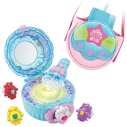 -/ワンサイズ/-・PatternName:単品・(C)ABC-A・東映アニメーション・「トロピカル〜ジュプリキュア」より、「メイクアップ変身トロピカルパクト」と「トロピカルパクトキャリー」がセットになった「メイクアップ変身トロピカルパクト スペシャルセット」が登場・変身メロディとセリフに合わせてメイクアクション変身ハートクルリングを付け替えることで、4人のプリキュアの変身なりきり遊びが楽しめます。ハートクルリング(別売り)全種認識し、別売りのハートクルリングをセットすると、プリキュアのオリジナルセリフが楽しめます。・トロピカルパクトを入れて持ち運べる「トロピカルパクトキャリー」付きで、プリチューム(別売り)につけたり、ベルトをつけてショルダーポーチにしたり、2WAYで楽しめます。・単4 x 2(別売)「トロピカル〜ジュプリキュア」の変身アイテムと「トロピカルパクトキャリー」のセットです。 変身メロディとセリフに合わせてメイクアクションプリキュアの変身なりきり遊びが楽しめます。 変身ハートクルリングを付け替えることで、4人のプリキュアの変身なりきり遊びができます。 「みんなで変身」では、4人同時の変身なりきり遊びも楽しめます。 変身なりきりの他、「カラータッチゲーム」、「ラッキーメイク占い」が楽しめるメニューも搭載 ハートクルリング（別売り）全種認識。 別売りのハートクルリングをセットすると、プリキュアのオリジナルセリフが楽しめます。 [使用電池] 単4乾電池2本使用（別売り）