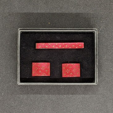 nsplus/エヌエスプラス/ネクタイピン　カフスボタン　セット/赤色箔に四つ星に十字小紋・朱ダイヤ箔使用