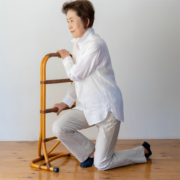 Rakuten - ＼ページ限定・マジッククロス付／　籐つかまり立ち手すり 【送料無料】【ラタン補助スタンド GNM022】 立ち上がり補助手すり ラタン製捕まり立ちスタンド
