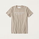 [エントリーでP最大13倍] Abercrombie＆Fitch 正規品 (アバクロンビー＆フィッチ) ロゴグラフィック Tシャツ (半袖) (Elevated Logo Tee) メンズ (Light Brown) 新品 (softAF)