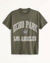 [エントリーでP最大13倍] Abercrombie＆Fitch (アバクロンビー＆フィッチ) リラックス ロゴグラフィックTシャツ (Relaxed Echo Park Graphic Tee) メンズ (Olive) 新品 (softAF)