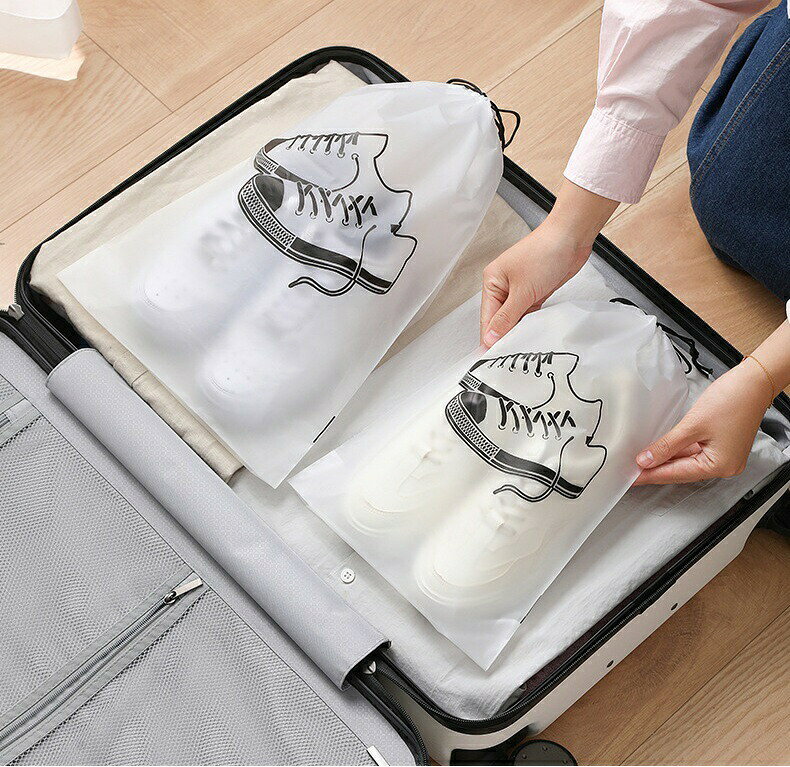 送料無料 シューズバッグ シューズ入れ シューズケース 靴入れ 防水 巾着型 スポーツ アウトドア 旅行 出張 携帯用 コンパクト 収納袋 折りたたみ 持ち運び イラスト入り 持ち手付き 便利グッズ 半透明 シンプル おしゃれ かわいい レディース 単色 整理整頓 部活 運動 nu-be-10040328 nu_BE サンプル画像3