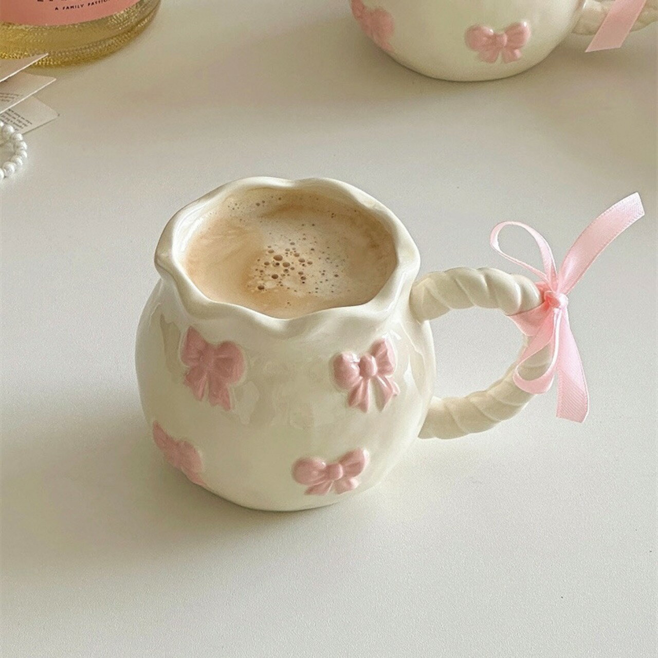 【オープン記念▷特別価格】陶器のリボンマグ　マグカップ　レタリンググラス　紙コップ風　homecafe おうちカフェ　マグカップ　グラス　プレート　韓国インテリア　韓国雑貨　電子レンジ対応　食洗機対応　プレゼント　ギフト　口径8.3cm 高さ8.4cm 容量340mlのサムネイル