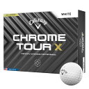 　callaway CHROME TOUR Xボール 飛び、スピン、フィーリング── より万能性を高めて、新たな名称に CHROME SOFT Xボールの後継モデル 新たに誕生した「CHROME TOUR Xボール」は、飛距離性能とグリーン周りでのスピン性能を高い次元で両立している、プロや上級者に向けたツアークオリティのボールです。立ち位置としては、CHROME SOFT Xボールの後継モデルとなり、とてもソフトなフィーリングのなかに、ややしっかりとした手応えも伝わってくる打球感となっています。前作のCHROME SOFT Xボールとパフォーマンスを比較すると、あらゆる部分がアップグレードされており、とくにロングショットにおけるボールスピードと、アプローチにおけるスピン性能が大きく向上しています。 配合を見直し、生産管理も徹底して完成したニューコア 高いボールスピードの実現につながっている要素の1つが、新たに採用されたハイパー・ファストソフト・コアです。「CHROME TOUR Xボール」に求められるパフォーマンスに合わせて素材の配合を見直しつつ、生産管理もこれまで以上に徹底したものとなっており、より適切な化学反応を引き起こすことで、前作のCHROME SOFT Xボール以上にロングショットでのスピンが減少し、反発力も向上。同時に、ツアープロや上級者が好むフィーリングも実現しています。また、その周りに重ねられた2重のマントルも、素材の配合を刷新。よりコアの性能を引き出すものにリニューアルされています。 風に影響されず、キャリーが伸びるシームレス・ツアーエアロ 優れた飛距離性能には、空力の改善も貢献しています。キャロウェイ独自のヘックス・エアロネットワーク パターンには、前作のCHROME SOFTシリーズから、1つひとつの6角形の深さ等を改良したTour Aeroテクノロジーが採用されましたが、今回はさらにバージョンアップが施され、シームレス・ツアーエアロと名づけられました。特徴的なのは、数多く並でいる6角形のパターンのなかに、複数の円形も採用されている点です。これにより風に影響されやすい落ち際で、風に負けることなく自分の狙いたい距離を狙っていけるようになり、更にキャリーが伸びるようになりました。 新しい空力に生かされた、TOPGOLFの弾道計測システム この空力の進化の裏には、キャロウェイ傘下のTOPGOLFが展開する弾道計測システムの存在があります。TOPGOLFのものは他の計測機器以上に、とくに最高到達点から着弾までの間のボールの状態を解析する能力に優れています。これによって研究・開発が進み、シームレス・ツアーエアロの採用につながりました。 さらなる投資で、より均一な厚みのカバーが可能に 前作のCHROME SOFTシリーズで大きなトピックだったのが、プレシジョン テクノロジーの導入でした。ボール製造の生産設備、工程を見直して大きな投資を行い、ボール内の状態を視認できる3D X線技術などを採用。高い精度で、設計どおりのボールをつくり出すことを可能にし、製品ごと、ショットごとの弾道のバラつきなども可能な限り軽減されました。もちろん、この流れは現在も続いており、プレシジョン テクノロジーにはさらなる投資がなされています。今回の「CHROME TOUR Xボール」では、カバーを成形する機械が新しくされ、さらに均一な厚みのものとすることが可能になりました。このウレタンカバーはハイパフォーマンス・ツアーウレタンソフトカバーと名づけられており、とても柔らかく、またアプローチショットなどで、より優れたスピンコントロール性能を発揮するものとなっています。もちろんこのカバーも、「CHROME TOUR Xボール」に合わせた独自の設計となっています。