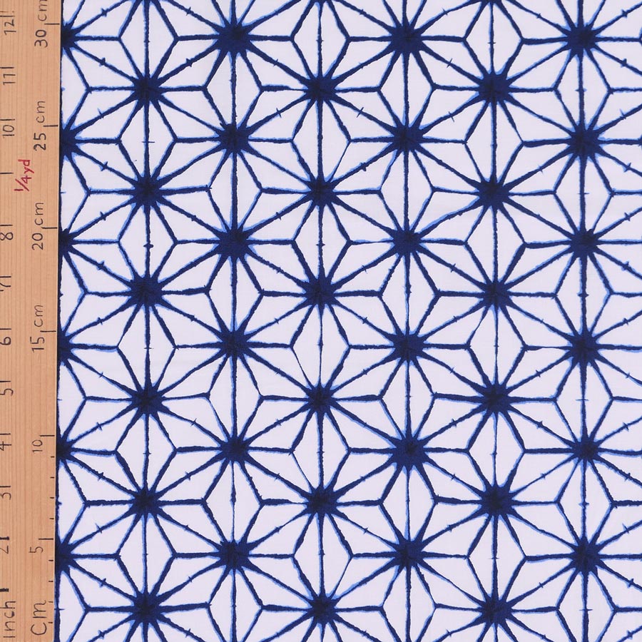 和柄コットン生地 麻の葉絞り風柄 (白に藍) 10cm単位 切り売り
