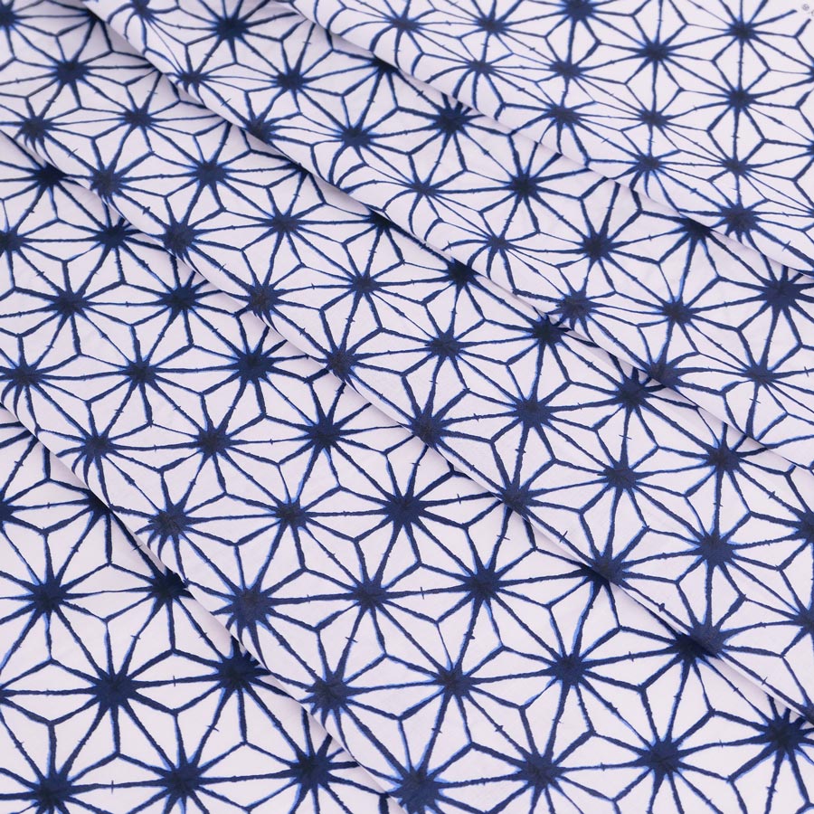 和柄コットン生地 麻の葉絞り風柄 (白に藍) 10cm単位 切り売り