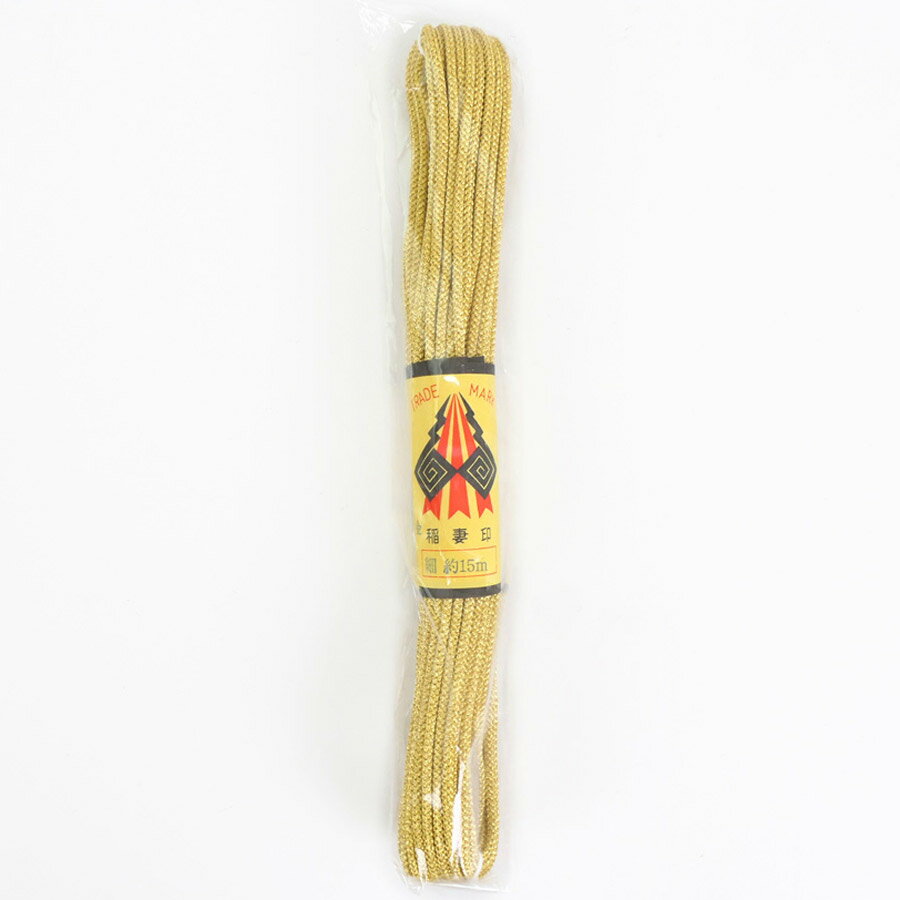 【商品画像について】お使いのモニタや環境により、実物と色が違って見えることがあります。ご了承ください。江戸打ちひも・金糸 (細/3ミリ) 15mかせヘアアレンジにも仕様■キュプラ・ポリエステル製 ■太さ約3ミリ ■長さ約15m商品詳細伝統的な組紐の技法で作られた江戸打紐に、上品な光沢をまとった金色が仲間入り。こちらはたっぷり使える15メートル入りです。和の手芸、贈答品のラッピング、ヘアアレンジ・アクセサリー作りなどにお役立てください。和装小物にも、洋のアレンジにも映える万能素材です。●この「細」は直径約3ミリです。※同じ「細」でもメーカーによって若干サイズが異なることがあります。※染色ロットの違いにより色が多少異なる場合があります。※ひもはエンドレスではないため、途中につなぎ目が入ることがありますので、あらかじめご了承ください。ご注意長さは機械計測で引っ張って計られているため、計り方により表記よりも短い場合があります。備考1かせ（約15m）単位の販売です。その他ご注意ネコポス/メール便OK