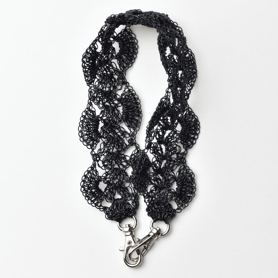 キット・メタリックコードで編むハンドストラップ(ブラック)