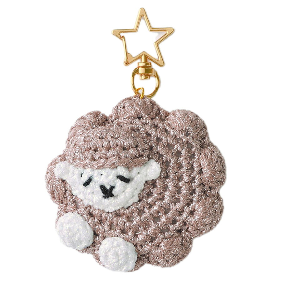 【商品画像について】お使いのモニタや環境により、実物と色が違って見えることがあります。ご了承ください。編み物キット すやすやひつじチャーム(ピンクベージュ)バッグチャームに仕様■できあがりサイズ：約 縦11cm×横7cm（金具含む）商品詳細すやすやと気持ちよさそうに眠るひつじの姿が愛らしい、あみぐるみチャームキットです。ころんと丸い体に、あどけなさを感じる表情にも心がなごみます。本体には、ふわっと柔らかなラメ混テープヤーン「Mignon（ミニョン）」を使用。やさしい手触りと上品なきらめきが、ひつじのもこもことした毛並みにぴったりです。チャーム金具は、眠って夢を見ているようなひつじに合わせた星形デザイン。バッグやポーチなどにつければ、いつでもかわいいひつじさんと一緒にお出かけできます。干支アイテムとしてはもちろん、ひつじ年の方への手作りのプレゼントにもおすすめです。●くすみ感のあるやさしいピンクベージュが上品なひつじです。白い顔と足を合わせた穏やかな配色で、ラメのきらめきもやわらかな印象。可愛らしさがありながら落ち着きもある、大人っぽいニュアンスカラーです。●キット内容：テープヤーンMignon（ミニョン）、綿、編み図、星形キーホルダー金具、丸カン、作り方説明書●用意するもの：かぎ針6/0号、はさみ、ものさし、とじ針、ボンド、ペンチ※段数マーカー、つまようじ、ピンセットがあると便利です。◆キット内容は一部変更される場合があります。出来上がりサイズには若干の差が生じます。また、予告なく生産終了となることもございます。ご了承ください。その他ご注意ネコポス/メール便OK