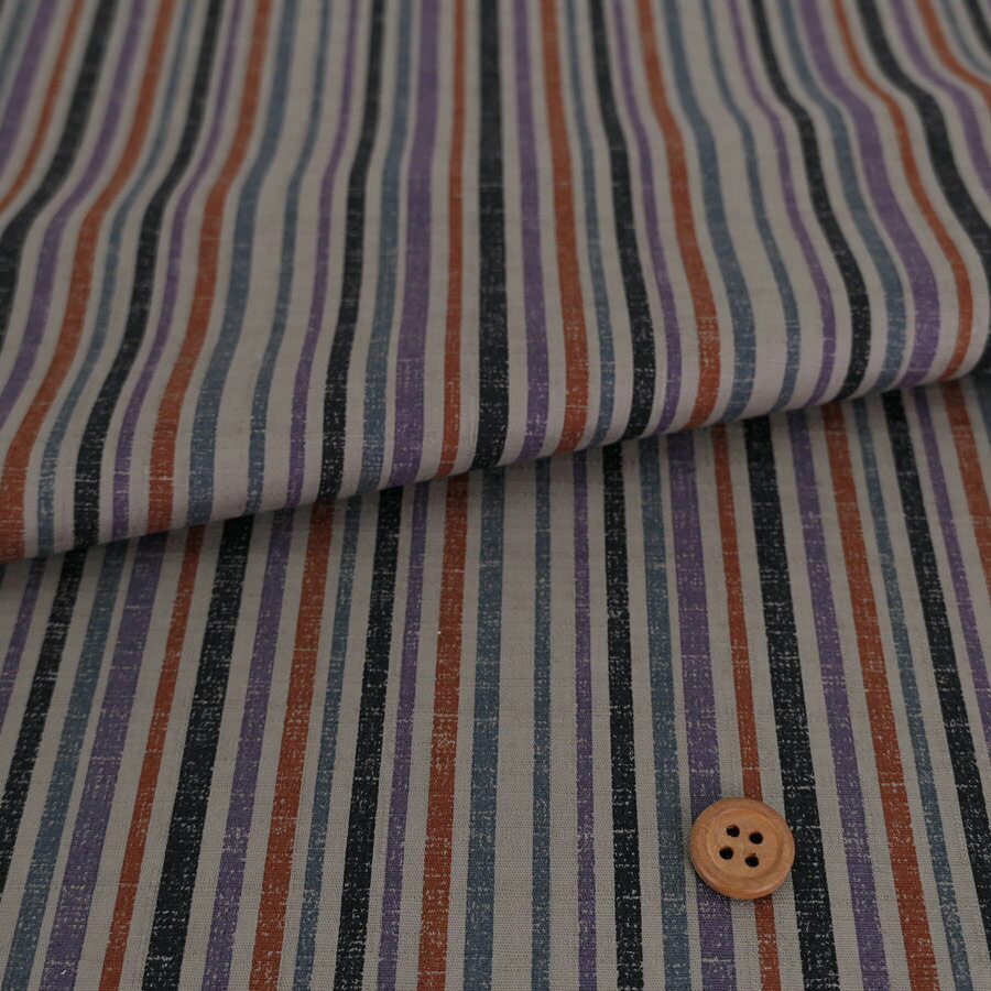 【商品画像について】お使いのモニタや環境により、実物と色が違って見えることがあります。ご了承ください。和柄コットン生地 多色の滝筋縞模様(グレー)シックな甚平に仕様■綿100% ■約110cm幅 ■厚み約0.35mm商品詳細まっすぐに落ちる滝のような縦縞がいさぎよい木綿布地。渋めの色使いながら縞の色がカラフルなところがいいですね。シャツやワンピース、浴衣、じんべいに。エプロンやバッグ類、インテリア用にもおすすめです。●グレー地にくすんだトーンの縞模様はどこか都会的な雰囲気もあります。●ドビー織の一種であるサザンクロス生地。たて横にうっすらと筋の見える布地で、和柄によく合う質感です。厚みはシーチング程度、厚すぎず薄すぎずで縫いやすい木綿生地。衣類やエプロン、ホームウェア、小物作りのほか、手芸やパッチワークにも。商用利用可能備考生地の上のボタンは直径約2cm。生地のたて方向＝写真のたてです。その他ご注意ネコポス/メール便はひと続きで数量およそ「20」（=200cm/2m）までです。規定量を超える場合は宅配便に変更して送らせていただきます。