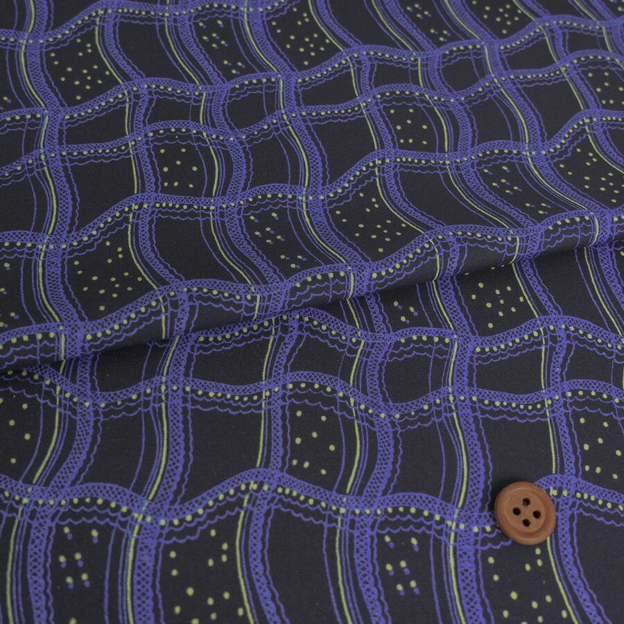 【商品画像について】お使いのモニタや環境により、実物と色が違って見えることがあります。ご了承ください。コットン生地 レースの格子柄(墨色/青紫)シックで大人っぽい仕様■綿100% ■約110cm幅 ■厚み約0.23mm商品詳細波打つレースが格子状に組み合わされた可愛らしいコットン生地。プリントで表現された繊細なレース模様が、優雅で涼しげな印象。格子の幅はおよそ3.3〜3.5cm×2〜2.5cm。大きすぎないのでバッグなどの小物からスカートなどの衣類にも。浴衣帯などにしても個性的で良さそうですね。●チャコールグレーに近い薄めの黒に青紫のレース柄が大人っぽくて素敵。差し色のレモン色が粋な雰囲気を添えています。●薄すぎず厚すぎず、縫いやすい木綿シーチング生地。ソーイング初心者さんにもおすすめの布です。商用利用可能備考生地の上のボタンは直径約2cm。生地のたて方向＝写真のたてです。その他ご注意ネコポス/メール便はひと続きで数量およそ「30」（=300cm/3m）までです。規定量を超える場合は宅配便に変更して送らせていただきます。