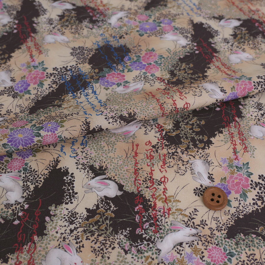 和柄コットン生地 野辺の花にうさぎ(ベージュ) 10cm単位 切り売り