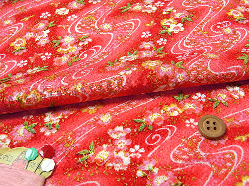 乐天商城 - ちりめん生地・らせん流水に花と蝶(赤) 10cm単位 切り売り