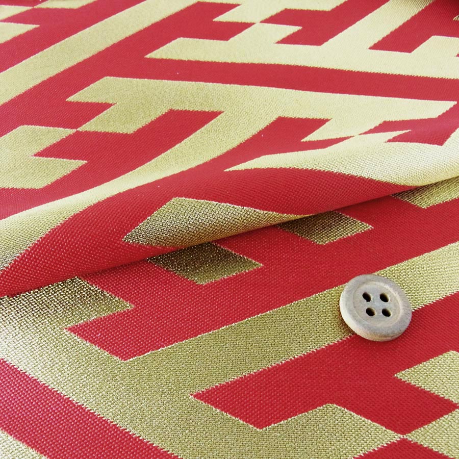 太いさやがた柄が何とも大胆な金襴生地。定番の伝統柄で見栄えがするデザインです。きりっと引き締まった印象は衣装やコスチュームにも最適！○さやがたの太さは約1.5cmです。●あざやかな赤地に負けないくらい、金色のさやがた文様が眩しく堂々と見えま...