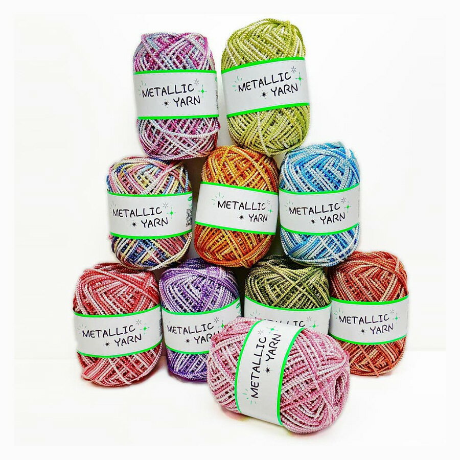 小物作りに、装飾用に、幅広くお使いいただける「メタリックヤーン《ルビー》」の50m玉巻き。1巻きの中に、3〜4色がグラデーションのように含まれています。豊富な色数からお選びください。組みひも状のヤーンに、金や銀のメタリックカラーの糸が組み込まれているため、全体に上品な輝きを放っています。キラキラと光沢があり、とてもきれいです。●直径約2ミリ◆2025年7月より商品ラベルが順次変わります。 ■メーカー：タカギ繊維/パナミレーヨン85% ポリエステル15% / 50m玉巻 ■ネコポス/メール便には入りません。メタリックヤーン《ルビー》・50mレーヨン85% ポリエステル15% / 50m玉巻多色使いのメタリックカラーで、さらに華やかに☆小物作りに、装飾用に、幅広くお使いいただける「メタリックヤーン《ルビー》」の50m玉巻き。1巻きの中に、3〜4色がグラデーションのように含まれています。豊富な色数からお選びください。組みひも状のヤーンに、金や銀のメタリックカラーの糸が組み込まれているため、全体に上品な輝きを放っています。キラキラと光沢があり、とてもきれいです。●直径約2ミリ◆2025年7月より商品ラベルが順次変わります。