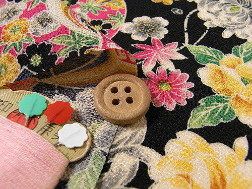 一越ちりめん・吉祥菊花柄(黒) 10cm単位 切り売り