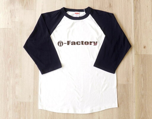 熊野【T-Factory Selection】ラグラン 3/4スリーブ Tシャツ サイズ:S/M/L/XL カラー:白×ネイビー 素材:綿100%…切り替えデザインがアクセントのラグラン七分袖TシャツにTファクトリーネームロゴの上にmojoのプリントを重ねて配置しています。 熊野【T-Factory Selection】ラグラン 3/4スリーブ Tシャツ サイズ:S/M/L/XL カラー:白×ネイビー 素材:綿100%…切り替えデザインがアクセントのラグラン七分袖TシャツにTファクトリーネームロゴの上にmojoのプリントを重ねて配置しています。