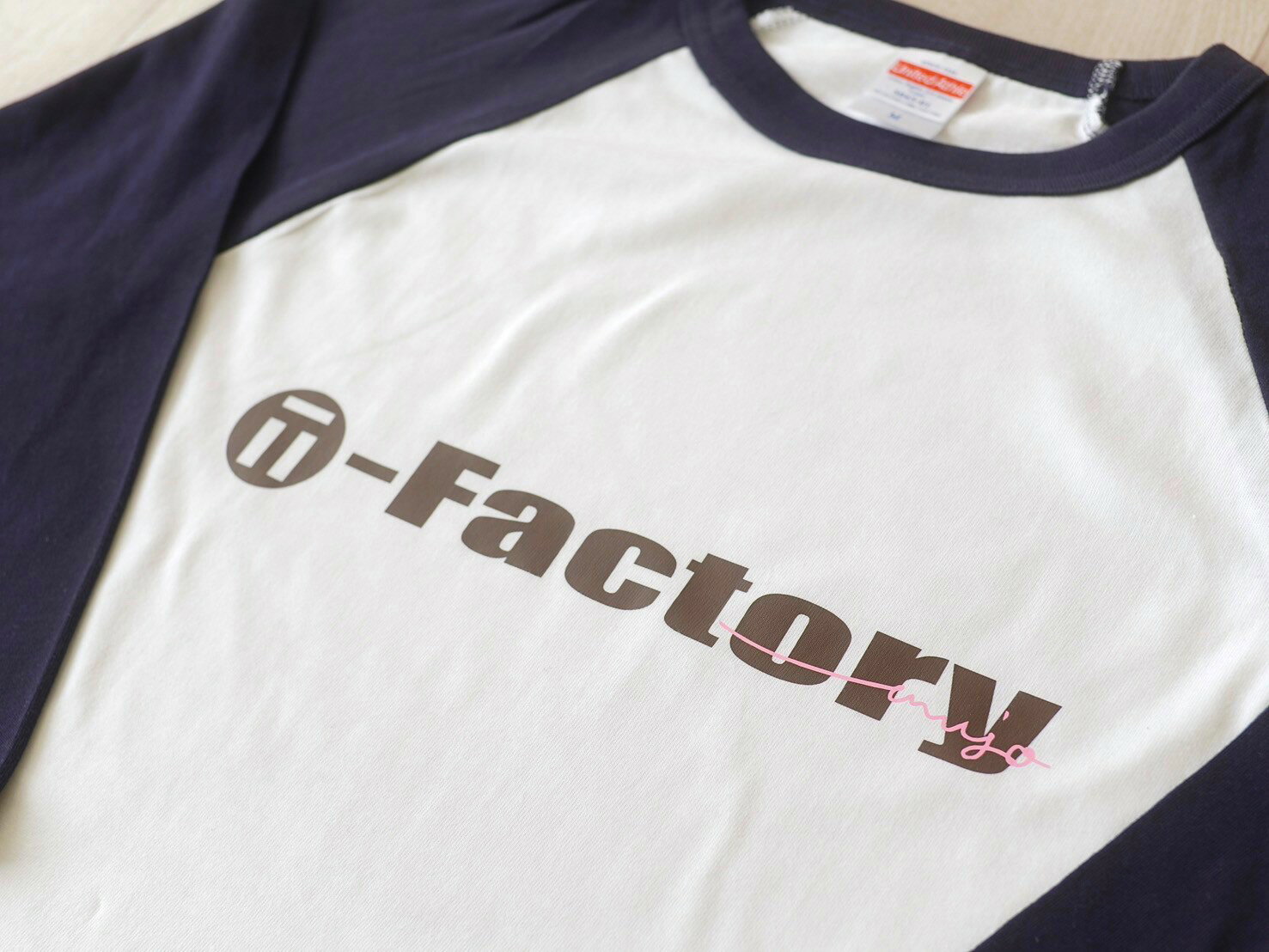 熊野【T-Factory Selection】ラグラン 3/4スリーブ Tシャツ サイズ:S/M/L/XL カラー:白×ネイビー　 素材:綿100％…切り替えデザインがアクセントのラグラン七分袖TシャツにTファクトリーネームロゴの上にmojoのプリントを重ねて配置しています。
