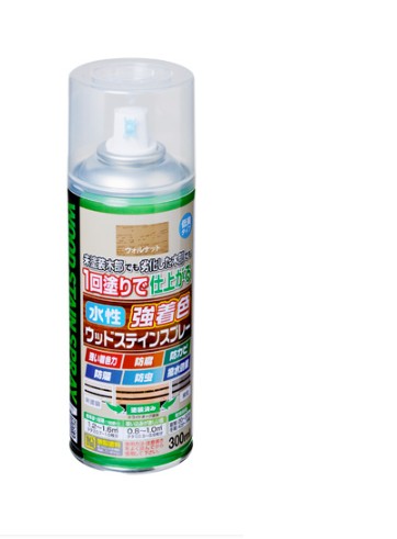 特長 ●隠ぺいが高く1回塗りで仕上がる水性・低臭タイプの木部専用塗料です。 ●木目を生かした美しいステイン仕上げができ、日光や雨に強く耐候性が優れています。 ●防腐・防カビ・防藻・防虫効果があり、長期間、木部を美しく保ちます。 ●撥水剤の配合により長期間撥水性を維持し、木部を保護します。 ●塗りやすい水性のスプレータイプで、複雑な形状でも簡単に塗装できます。 ●使用後容易に且つ安全に廃棄できるガス抜きキャップ付きです。 用途 屋内外用 ラティス・トレリス・ウッドデッキなどガーデン木製品や外壁などの未塗装木部（床を除く） ※古い木材や旧塗膜のある木材の場合は、必ず下地処理後に塗装して下さい。常時水のかかるところや湿っているところには適しません。 （使用方法） 1　下記の下地処理の注意に従って、塗装する木材表面の下地処理を行います。下地処理後はよく乾かしてから、塗装します。 2　塗料がついて困るところは、あらかじめマスキングテープ等でおおいます。（塗料は浸透性が良いため、マスキングテープの端から塗料がにじむことがあります） 3　使用するときは、容器を充分に振り（かくはん球の音がしてから約30秒間）、よく混ぜます。使用中も時々振り動かして中身をよく混ぜます。 4　塗料を吹きつけるとき、塗る面と噴出口との間は20～30cmの間隔をとります。 5　目立たない部分で試し塗りをして噴射の状態、乾燥性、下地への影響などをよく調べて異常がないことを確かめてから塗ります。 6　一度に厚塗りをしないで、塗る面と平行に移動しながら、ややうすめにまんべんなく2～3回ぐらい塗り重ねます。 7　使用後は、噴出口がつまらないよう容器を逆さにして2秒くらい空吹きし、噴出口をよく拭いてからキャップをします。 標準塗り回数・・・1回塗り 光沢・・・・・・・ツヤ消し 塗膜の仕上がり・・半透明 塗り面積 （1回塗り）　300ml　・・・1.2～1.6m2 (タタミ 0.7～1枚分) 吸い込みが激しい面 ・・・0.8～1m2 (タタミ 0.5～0.6枚分)