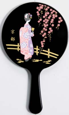 紀州塗 蒔絵手鏡 舞妓 黒【和風 】【鏡 ミラー】【海外へのおみやげ】【贈り物 プレゼントにも】【母の日 敬老の日】【Made in Japan】【OPP袋入】