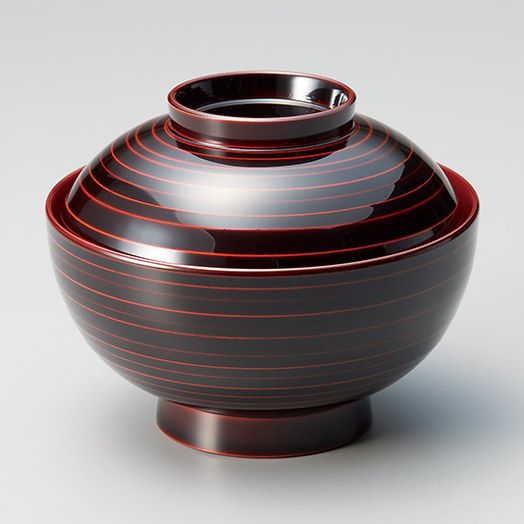 ギフト対応 サイズ：φ13.5xH11.2cm 1客 材質：木粉樹脂 漆手塗り 日本製 食洗機対応 ※総朱塗りもあります(商品番号932-1) ※漆製品につき、お届けまでにお時間が掛かる場合がございます、その際はご連絡致します 大きい椀は、まずお正月のお雑煮を連想させますが、手と口に伝わる温もりを感じながら多様に使えるのが魅力、様々な料理を受け入れてくれる豊かさ、おおらかさはいかにも日本の器 ギフト　引き出物　引出物　快気祝い　結婚祝い　新築祝い　還暦祝い　古稀祝い　誕生祝い　成人祝い　内祝い　お返し　香典返し等々【食洗機対応】 お洒落で粋な器 木合 漆塗り 越前漆器 お好み椀 お雑煮椀 煮物椀 筋挽 お椀 蓋付き 1客 溜内朱塗り 越前塗り 1個【ギフト・内祝い・成人内祝い・結婚内祝い・新築祝い・お返し】