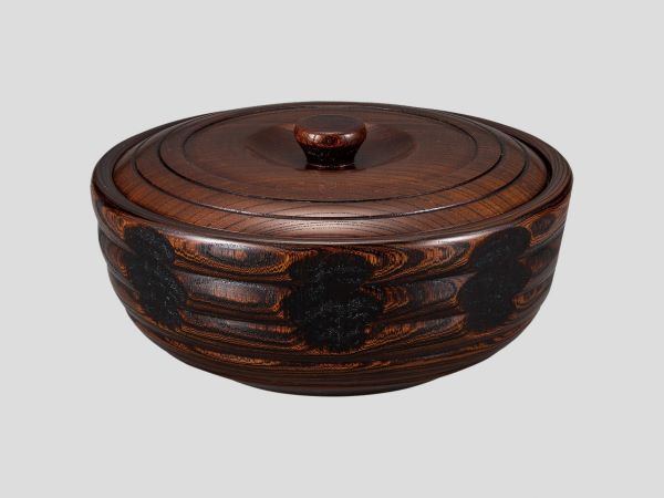 サイズ：φ17.5xH9.5cm 日本製 材質：木製(欅材) くりぬき 拭き漆塗り ※木製品につき、お届けまでにお時間が掛かる場合がございます、その際はご連絡致します ギフト　引き出物　引出物　快気祝い　結婚祝い　新築祝い　還暦祝い　古稀祝い　誕生祝い　成人祝い　内祝い　お返し　香典返し等々無垢の洒落たお菓子器 菓子器 欅 拭き漆 盛器 6.0 木立彫 山中漆器 木製 山中塗り くりぬき