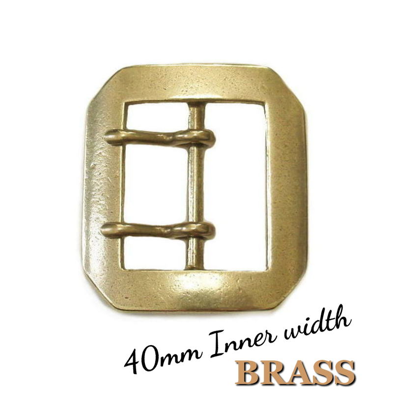 【 材　質 】　真　鍮 【 生産国 】　日本製 【 サイズ 】　最大約 58 mm x 63 mm 【 最適ベルト幅 】39 mm 〜 40 mm 1950年代に流行ったビンテージスタイルの 8角型型のバックルで新品の商品になります。 こちらの商品は「サンドキャスティング製法」から 「サンドブラスト仕上げ」となっております特性上 裏側まではキレイに磨ききれない商品です。 また製作工程の磨きが個々に差がある為ブラス特有 の表面になっています。100％ツルツルの表面では なく多少の粗目もございます。 ※裏側の仕上げまで気になる方には お薦め出来ません。 また使用時間が経過するにつれてブラスが 黒ずんでいきます。 しかし市販の「研磨剤」などを布に付けて 磨けばまたきれいな色にもどります。 これらの点をあらかじめご了承下さいませ。 ハンドメイド・カスタムベルト・バックル交換 プレゼント等におすすめさせていただきます。 ※モニターの発色具合によって実際の物と 色が異なる場合があります。1950年代に流行ったビンテージスタイル8角型のバックルで新品の商品になります。