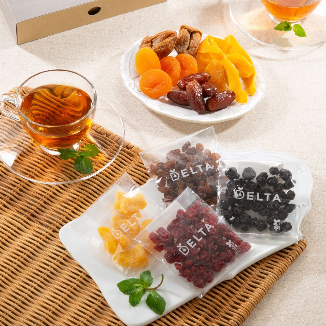 商品詳細 【ドライクランベリー】 原材料名：クランベリー、砂糖、植物油 内容量：30g 原産国名：アメリカ 【ドライブルーベリー】 原材料名：ブルーベリー、砂糖、植物油 内容量：30g 原産国名：アメリカ 【ドライいちじく】 原材料名：いちじく 内容量：30g（2粒） 原産国名：トルコ 【ドライアプリコット】 原材料名：アプリコット/漂白剤（二酸化硫黄） 内容量：30g 原産国名：トルコ 【サルタナレーズン】 原材料名：レーズン 内容量：30g 原産国名：トルコ 【種抜きデーツ】 原材料名：デーツ 内容量：30g 原産国名：チュニジア 【ドライパイナップル】 原材料名：パイナップル、砂糖/酸味料、酸化防止剤（亜硫酸塩） 内容量：30g 原産国名：フィリピン 【ドライマンゴー】 原材料名：マンゴー、砂糖/酸化防止剤（亜硫酸塩） 内容量：30g 原産国名：フィリピン 賞味期限：2026年11月10日 こんな時におすすめなギフトです 季節のご挨拶 御正月 お正月 御年賀 お年賀 御年始 母の日 父の日 初盆 御中元 お中元 残暑御見舞 残暑見舞い 敬老の日 寒中お見舞 クリスマス プレゼント お歳暮 御歳暮 春 夏 秋 冬 日常の贈り物 内祝い 御見舞 退院祝い 全快祝い 快気祝い 快気内祝い 御挨拶 ごあいさつ 引越しご挨拶 引っ越し 志 進物 寸志 粗品 のし 熨斗 メッセージ カード 長寿のお祝い 長寿祝い 61歳 還暦 還暦御祝い 還暦祝い 祝還暦 70歳 古希 祝古希 古希御祝 77歳 喜寿 祝喜寿 喜寿御祝 80歳 傘寿 傘寿御祝 祝傘寿 88歳 米寿 祝米寿 米寿御祝 90歳 卒寿 祝卒寿 卒寿御祝 99歳 白寿 白寿御祝 百寿御祝 祝白寿 100歳 百寿 祝百寿 賀寿 寿 寿福 祝御長寿 ギフト 合格祝い 進学内祝い 成人式 御成人御祝 卒業 卒業祝い 御卒業御祝 入学祝い 入学内祝い 小学校 中学校 高校 大学 就職祝い 社会人 幼稚園 入園内祝い 御入園御祝 お祝い 御祝い 金婚式御祝 銀婚式御祝 御結婚お祝い ご結婚御祝い 御結婚御祝 結婚祝い 結婚内祝い 結婚式 引き出物 引出物 引き菓子 御出産御祝 ご出産御祝い 出産御祝 出産祝い 出産内祝い 御新築祝 新築御祝 新築内祝い 祝御新築 祝御誕生日 バースデー バースディ バースディー 七五三御祝 753 初節句御祝 節句 昇進祝い 昇格祝い 就任 御礼 お礼 謝礼 御返し お返し お祝い返し 御見舞御礼 お使いもの 御祝い 法人向け 御開店祝 開店御祝い 開店お祝い 開店祝い 御開業祝 周年記念 来客 お茶請け 御茶請け 異動 転勤 定年退職 退職 挨拶回り ご挨拶 転職 お餞別 贈答品 粗品 粗菓 おもたせ 菓子折り 手土産 心ばかり 寸志 新歓 歓迎 送迎 新年会 忘年会 二次会 記念品 景品 開院祝い ノベルティ グッズ 仕事始め プチギフト お土産 ゴールデンウィーク GW 帰省土産 バレンタインデー ホワイトデー お花見 ひな祭り 端午の節句 こどもの日 スイーツ スィーツ スウィーツ 贈り物 干支菓子 義理チョコ 義理返し お礼の品 大量 修学旅行 観光土産 ご当地みやげ ここが喜ばれてます 個包装 小分け 小包装 上品 上質 高級 お取り寄せスイーツ おしゃれ 可愛い かわいい 食べ物 銘菓 お取り寄せ 人気 食品 グルメ 老舗 おすすめ お菓子 焼き菓子 美味しい しっとり ふわふわ 常温 保存 日持ち プチプラ お配り ばらまき 縁起物 縁起いい 開運 おすそわけ 詰め合わせ ザラメ 長崎 お土産 定番土産 九州 おみやげ 風呂敷包み 新春 初売り 福袋 2024 日付指定 人気 ランキング ヘルシー おやつ 健康志向 低カロリー 甘さ控えめ 着日指定 配達日指定 げんかつぎ 幸運 こんな想いで お世話になりました ありがとう ございます ごめんね おめでとう 産休をいただきます 感謝 お礼 ほんの気持ち 受験応援 合格応援 学業成就 合格祈願 こんな方に お父さん お母さん 父 母 50代 60代 義母 義理母 義父 義理父 祖父 祖母 兄弟 姉妹 娘 孫 家族 30代 40代 おばあちゃん おじいちゃん 70代 80代 奥さん 子供 子ども 10代 20代 彼女 旦那さん 彼氏 先生 会社 職場 先輩 後輩 同僚 施設 デイサービス 老人会 子供会 謝恩会 友達 友人 女性 男性 大人 シニア 親戚 受験生 就活生 ▼カテゴリ別に探したい方はこちら 類似商品はこちら【10/22限定！店内全品ポイント5倍】 【賞2,000円【10/22限定！店内全品ポイント5倍】 【公5,157円【10/22限定！店内全品ポイント5倍】 【公200円【10/22限定！店内全品ポイント5倍】 【公351円【10/22限定！店内全品ポイント5倍】 【公3,591円【10/22限定！店内全品ポイント5倍】 【賞300円【10/22限定！店内全品ポイント5倍】 【最837円【10/22限定！店内全品ポイント5倍】 【公3,780円2026/10/22 更新