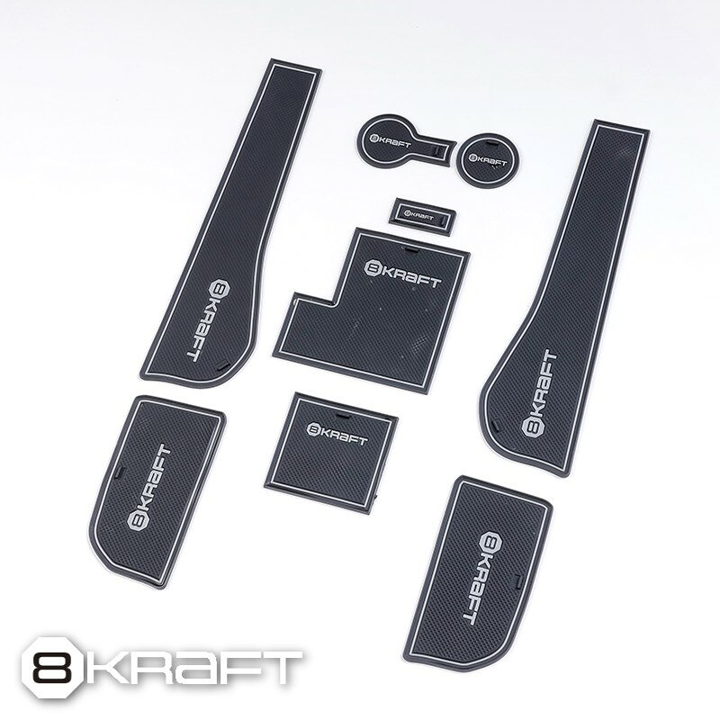 商品詳細商品説明8KRAFT オリジナル ラバーマットベンツ・VWなどの輸入車のドリンクホルダーを、さりげなくドレスアップする8KRAFTオリジナルラバーマット。ブラックをベースに、8KRAFTロゴをグレーでデザイン。車内の雰囲気を崩さず、シンプルながらも存在感のある仕上がりにしました。ドリンクホルダーの底面に敷くだけの簡単装着で、キズや汚れ、飲み物のこぼれなどから底面を保護。ラバー素材ならではの適度なグリップ感により、走行中のドリンクや小物のズレも抑えます。普段は目立ちすぎない、けれどドアを開けたときに「8KRAFT」のロゴが目に入る。そんな大人のカスタム感を楽しめるアイテムです。「純正の雰囲気はそのままに、少しだけ個性を加えたい。」そんな輸入車オーナーにおすすめです。管理番号8KRB0010メーカー8KRAFT(エイトクラフト)商品名ラバーマット車種フォルクスワーゲン ゴルフ7型式-　グレード-特記事項（備考）RHD（右ハンドル）車用 / アームレスト（センターコンソールボックス）装備車用カラーブラック×グレーライン　素材PVCセット内容9枚入り