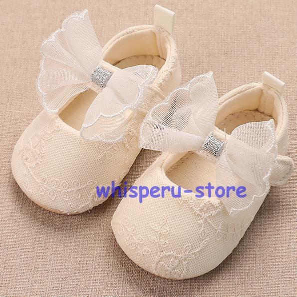 わたしだってオシャレがしたい！可愛いあんよにピッタリ！やわらかベビーシューズです。乙女ゴコロを刺激する、 女の子らしさ抜群のアイテムです?どのお洋服にも合う　ベーシックな色が大集合さまざまなイベントやフォーマルな場面にもお使いいただけます^^柔らかな素材でベビーのあんよをやさしく包みます！！■こんなシーンにいかがですかセミフォーマルなシーンに?ちょっとしたお出かけにも！ お誕生日( ファーストバースデー ) のシューズとしても人気です?SNS用、記念撮影の写真用。お出掛けの際のフォーマルな場所にも。結婚式?おうち在宅遊び家やパーティー、発表会、おうち在宅遊び家、おままごとなど。記念日も、普段の日もお子様といつまでも一緒に楽しんでいただけるベビーシューズです。●日本製の靴と比べると作りや仕上げが甘く、細かな汚れ?傷?タグ印刷のずれなどが見られる場合がございます。また、リボンの取り付けが甘く、リボンがとれやすい場合があります。ボンドのはみ出しによる汚れが多く見られる場合もございます。●箱か袋のどちらかに入れてお届けしますが、箱や袋によごれ?つぶれが見られる場合がございます。