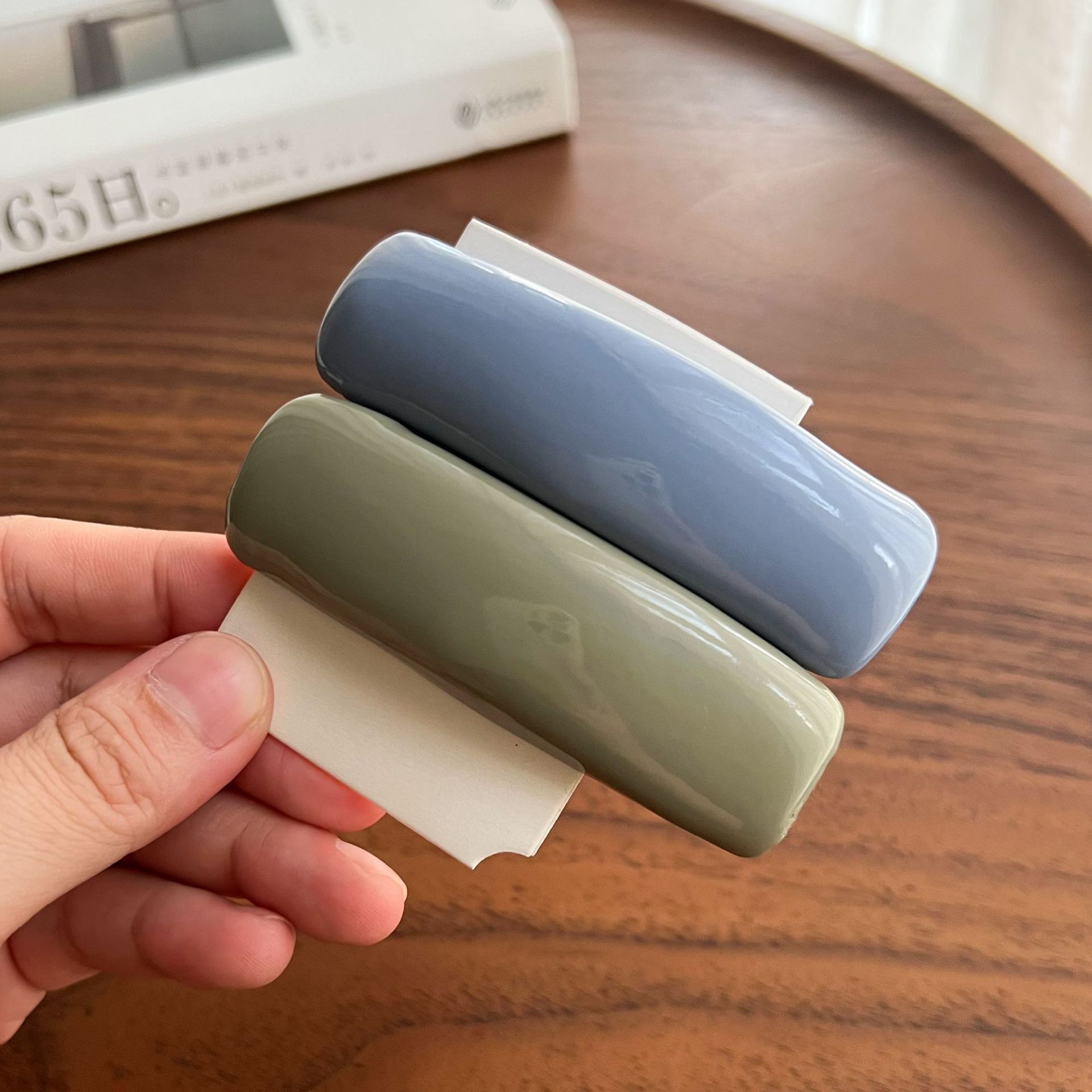 シンプル無地の大ぶりなパッチン留めです。6色からお選びいただけます♪【カラーについて】生産ロットにより柄の出方や色の濃淡が異なる場合がございます。お使いのモニターや撮影時の光の加減などにより画像と実際の商品のカラーが異なる場合もございます。予告なしにカラーやデザインなどの変更がある場合もございます。