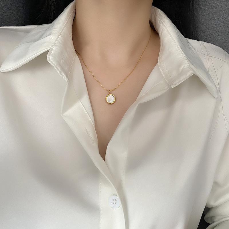 ニャンワークショップのネックレス アクセサリー レディース 女性用 ゴールドカラー 円形 かわいい おしゃれ シンプル 小さめ ギフト 記念日 誕生日 プレゼント 贈り物｜アングル2