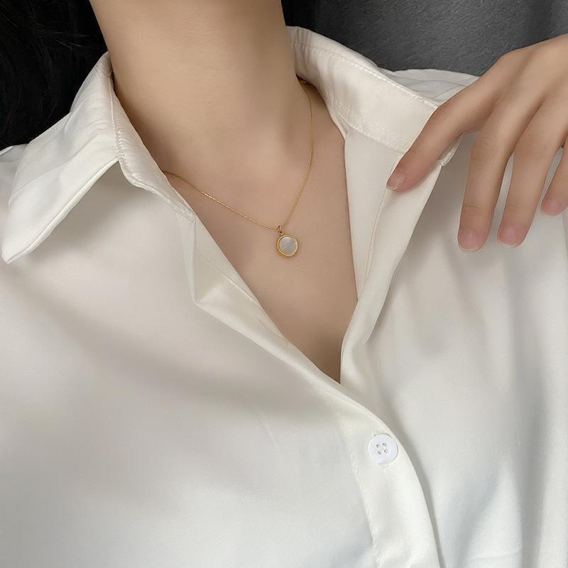 ニャンワークショップのネックレス アクセサリー レディース 女性用 ゴールドカラー 円形 かわいい おしゃれ シンプル 小さめ ギフト 記念日 誕生日 プレゼント 贈り物｜アングル3