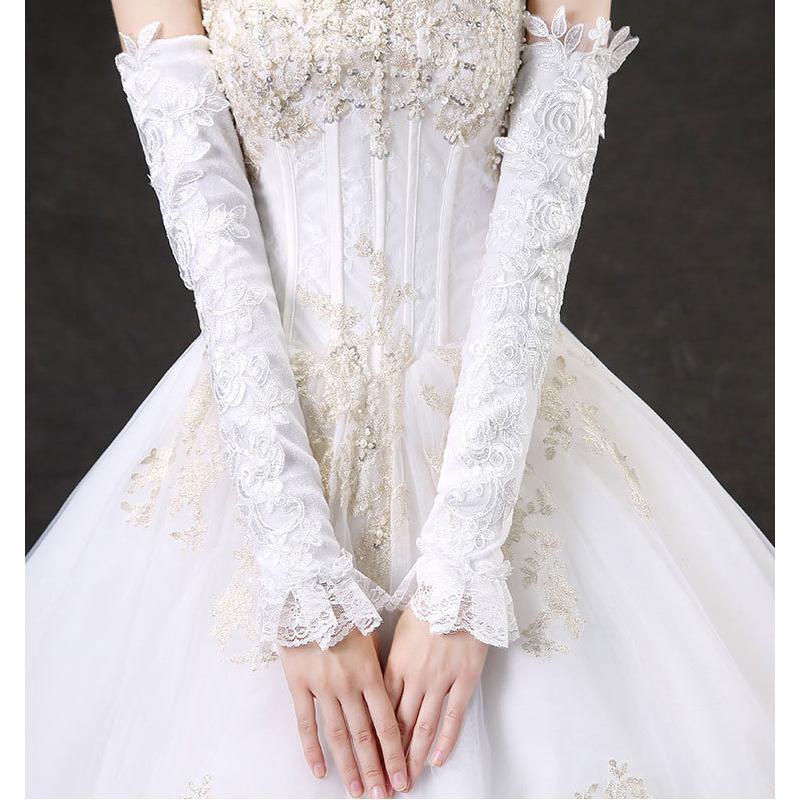 かわいいデザインが続々登場ですドレスに合わせていろいろコーディネイトできます商品内容：ブライダルグローブカラー： 画像通り人気キーワード：ウエディンググローブ ウエディング手袋 ウェディンググローブ 花嫁手袋 ブライダルグローブ 結婚式 花嫁 ブライダル 二次会 発表会 演奏会 コンサート 音楽会 披露宴 パーティー フィンガーレス ショート/ミディアム/ロンググローブ サテン/レース/シフォングローブ 無地 フラワー 刺繍 イベント ストレッチ グローブ オフホワイト/ホワイト/白/黒/赤