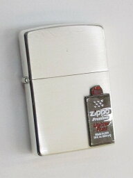 バッジ貼り オイル缶デザイン張り 傷多い シルバー仕上げZippo 2002年8月製 未使用 (Z-908)