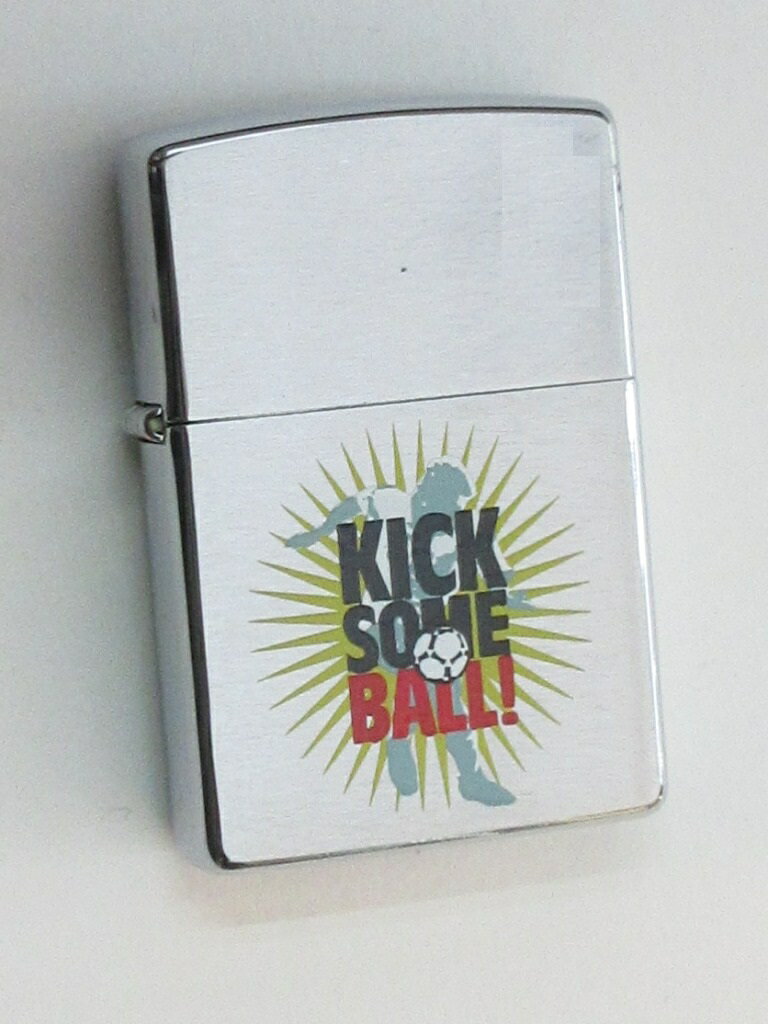 欧州 サッカー Ｚｉｐｐｏ サッカー キックオフ ブラッシュZippo 1997年9月製 未使用 (A-306)