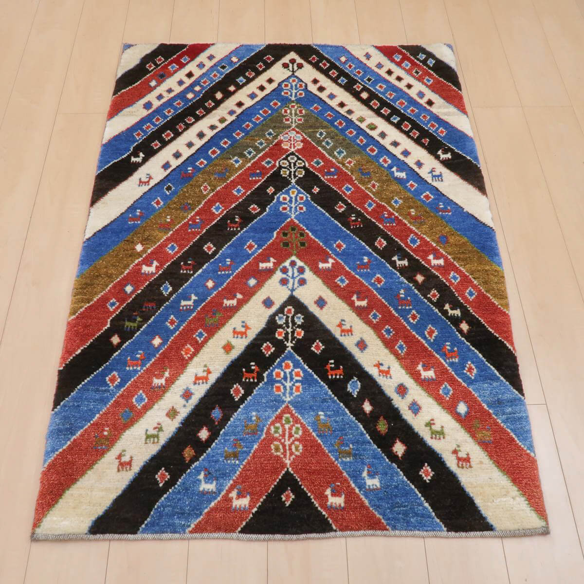 樂天商城 - ギャッベ イラン製 リビングサイズ 145×103cm 手織り 天然 ウール100% 長方形 草木染 おしゃれ かわいい モダン ナチュラル 北欧 ラグ 絨毯 マット ラグマット ギャベ 床暖房対応 ホットカーペット対応 （BM-11664）