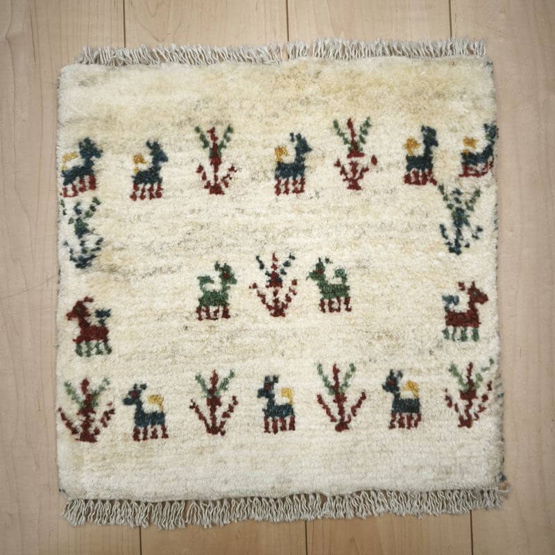 樂天商城 - ギャッベ イラン製 リビングサイズ 40×40cm 手織り 天然 ウール100% 長方形 草木染 おしゃれ かわいい モダン ナチュラル 北欧 ラグ 絨毯 マット ラグマット カーペット ギャベ 床暖房対応 ホットカーペット対応 （BP-12984）
