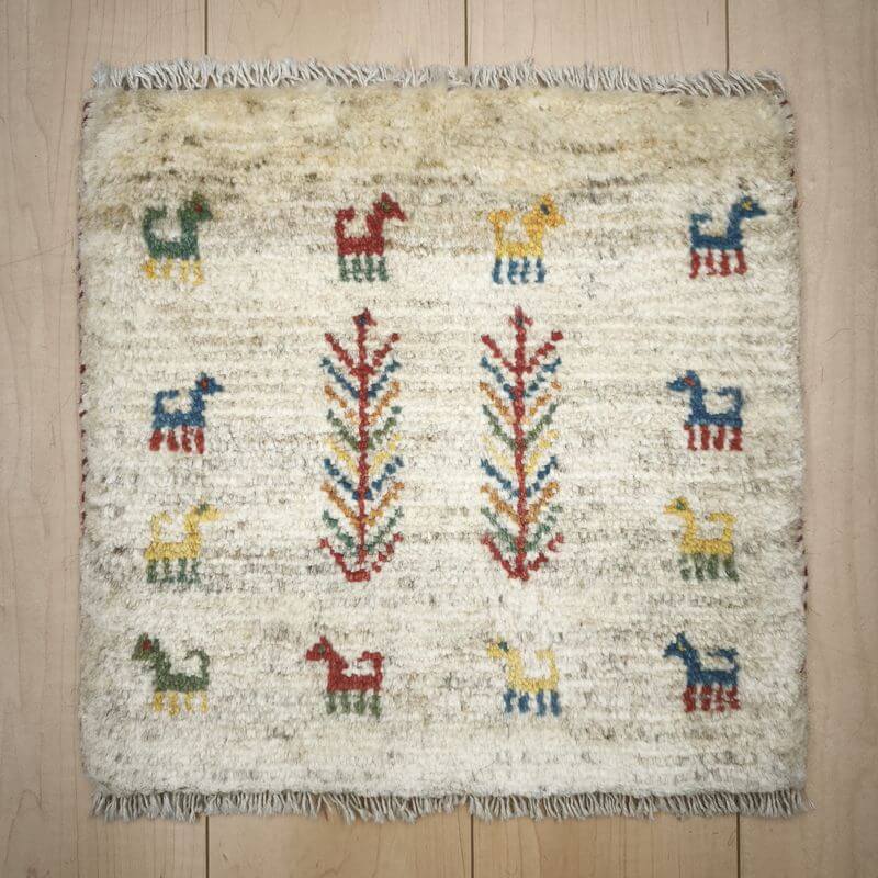 Plain - ギャッベ イラン製 リビングサイズ 40×41cm 手織り 天然 ウール100% 長方形 草木染 おしゃれ かわいい モダン ナチュラル 北欧 ラグ 絨毯 マット ラグマット カーペット ギャベ 床暖房対応 ホットカーペット対応 （BP-12985）