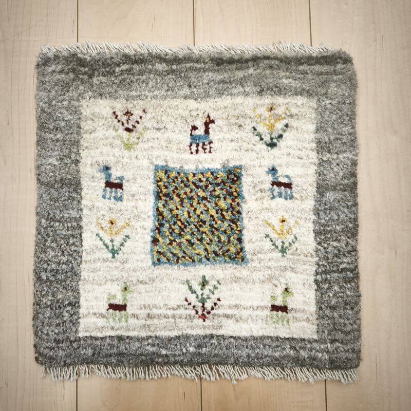 Rakuten - ギャッベ イラン製 リビングサイズ 39×40cm 手織り 天然 ウール100% 長方形 草木染 おしゃれ かわいい モダン ナチュラル 北欧 ラグ 絨毯 マット ラグマット カーペット ギャベ 床暖房対応 ホットカーペット対応 （BP-12987）