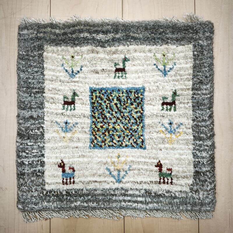 樂天商城 - ギャッベ イラン製 リビングサイズ 39×40cm 手織り 天然 ウール100% 長方形 草木染 おしゃれ かわいい モダン ナチュラル 北欧 ラグ 絨毯 マット ラグマット カーペット ギャベ 床暖房対応 ホットカーペット対応 （BP-12989）