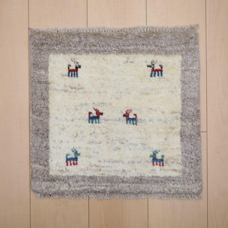 樂天商城 - ギャッベ イラン製 リビングサイズ 41×43cm 手織り 天然 ウール100% 長方形 草木染 おしゃれ かわいい モダン ナチュラル 北欧 ラグ 絨毯 マット ラグマット カーペット ギャベ 床暖房対応 ホットカーペット対応 （BP-12992）