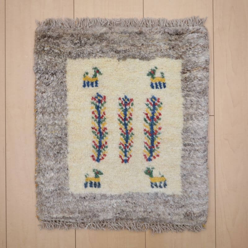樂天商城 - ギャッベ イラン製 リビングサイズ 42×37cm 手織り 天然 ウール100% 長方形 草木染 おしゃれ かわいい モダン ナチュラル 北欧 ラグ 絨毯 マット ラグマット カーペット ギャベ 床暖房対応 ホットカーペット対応 （BP-12994）