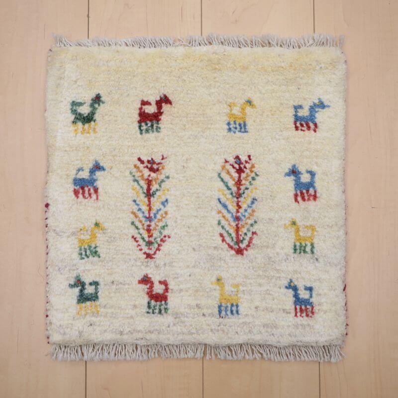 Rakuten - ギャッベ イラン製 リビングサイズ 39×39cm 手織り 天然 ウール100% 長方形 草木染 おしゃれ かわいい モダン ナチュラル 北欧 ラグ 絨毯 マット ラグマット カーペット ギャベ 床暖房対応 ホットカーペット対応 （BP-12995）