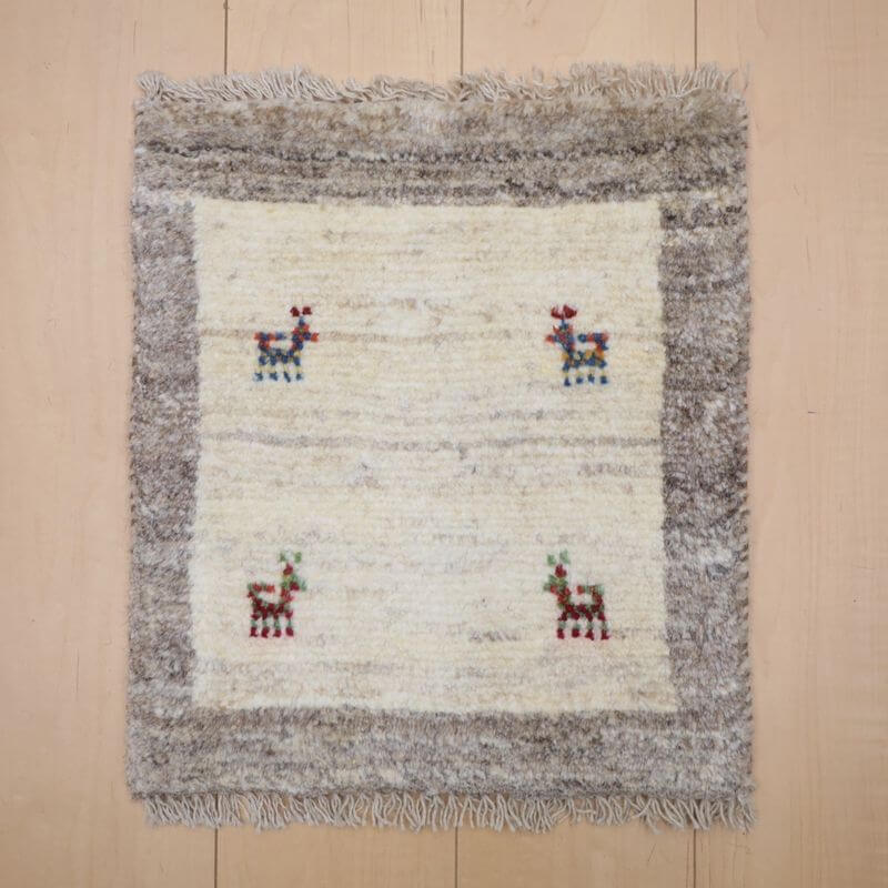 樂天商城 - ギャッベ イラン製 リビングサイズ 44×39cm 手織り 天然 ウール100% 長方形 草木染 おしゃれ かわいい モダン ナチュラル 北欧 ラグ 絨毯 マット ラグマット カーペット ギャベ 床暖房対応 ホットカーペット対応 （BP-12996）
