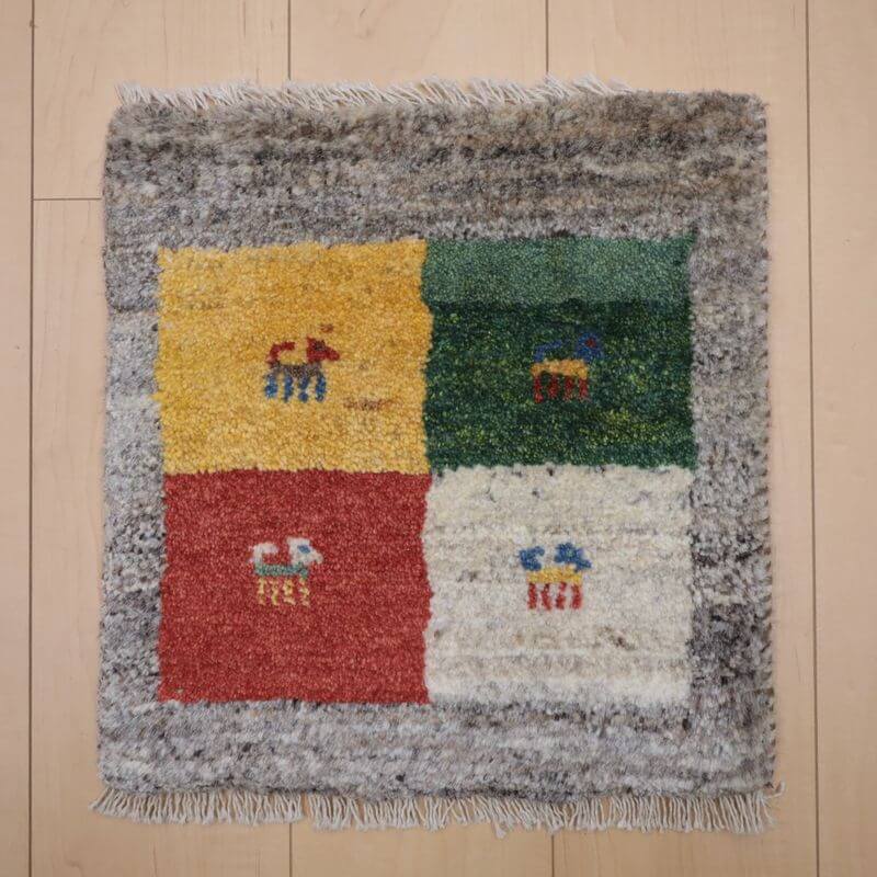 Rakuten - ギャッベ イラン製 リビングサイズ 40×38cm 手織り 天然 ウール100% 長方形 草木染 おしゃれ かわいい モダン ナチュラル 北欧 ラグ 絨毯 マット ラグマット カーペット ギャベ 床暖房対応 ホットカーペット対応 （BP-12998）