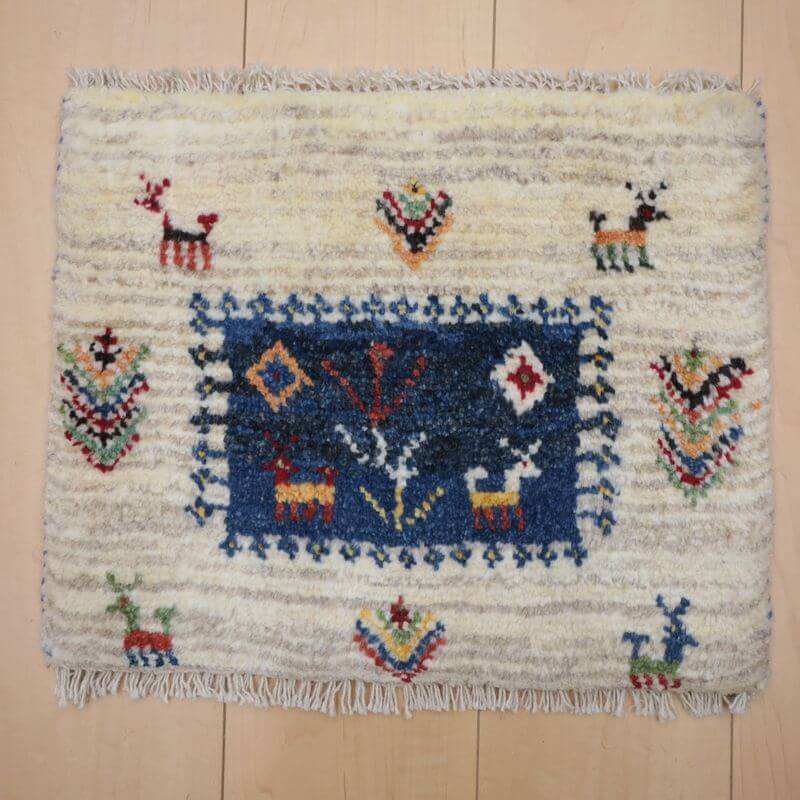 樂天商城 - ギャッベ イラン製 リビングサイズ 36×43cm 手織り 天然 ウール100% 長方形 草木染 おしゃれ かわいい モダン ナチュラル 北欧 ラグ 絨毯 マット ラグマット カーペット ギャベ 床暖房対応 ホットカーペット対応 （BP-13002）